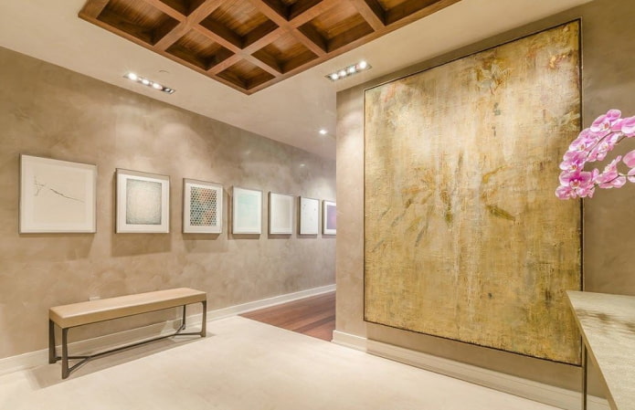beige pleisterwerk in het interieur van de gang