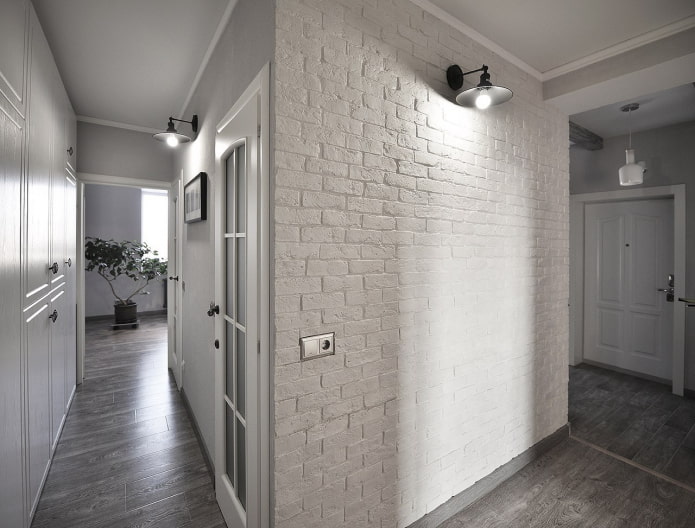 baksteenachtig pleisterwerk in het interieur van de hal