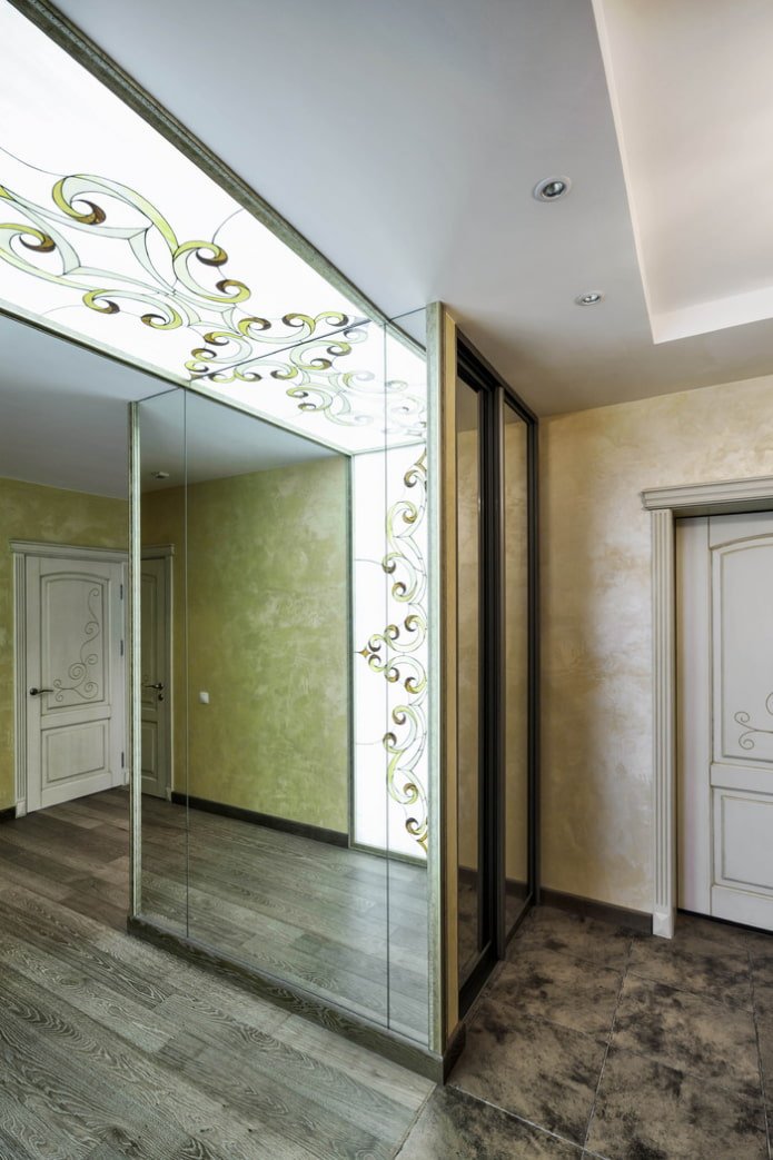 gekleurd pleisterwerk in het interieur van de gang