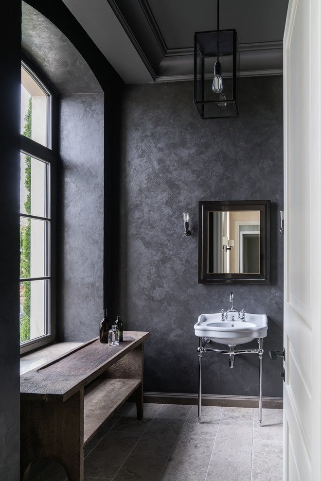 zwarte pleister in het interieur van de badkamer