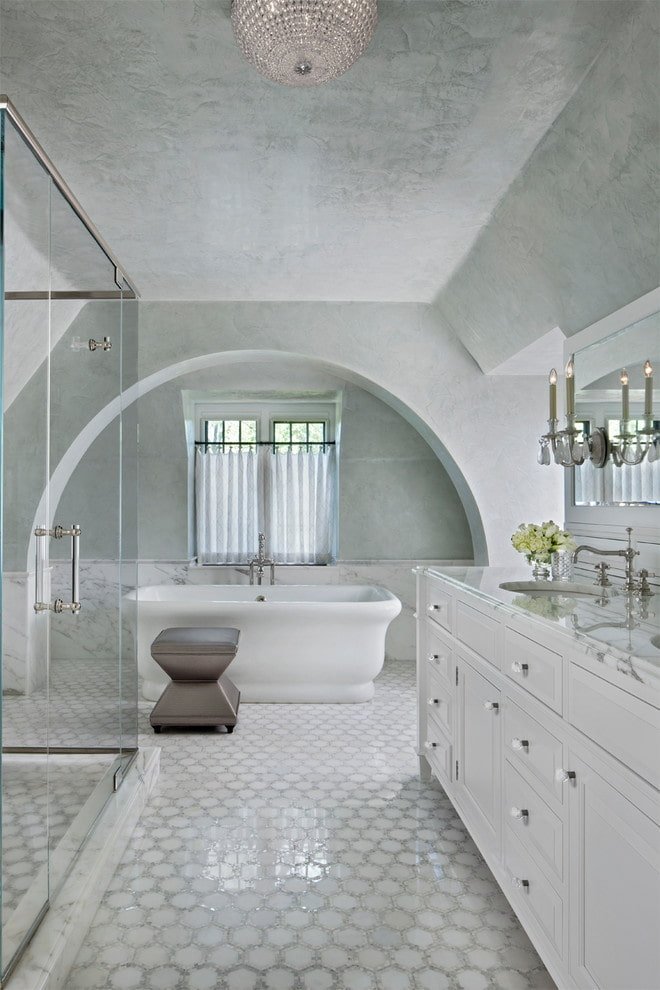 pleisterwerk aan het plafond in het badkamerinterieur