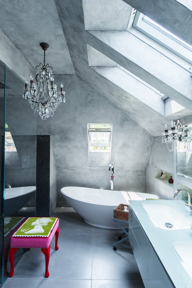 pleisterwerk aan het plafond in het badkamerinterieur