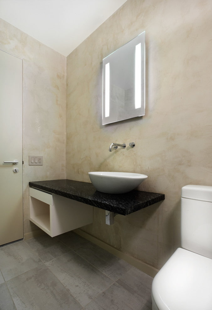 Venetiaans pleisterwerk in het interieur van de badkamer
