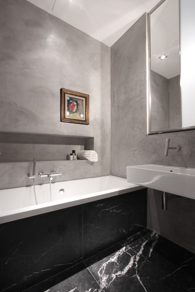 Venetiaans pleisterwerk in het interieur van de badkamer