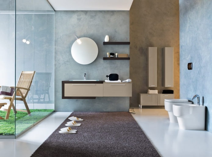 blauw pleisterwerk in het interieur van de badkamer