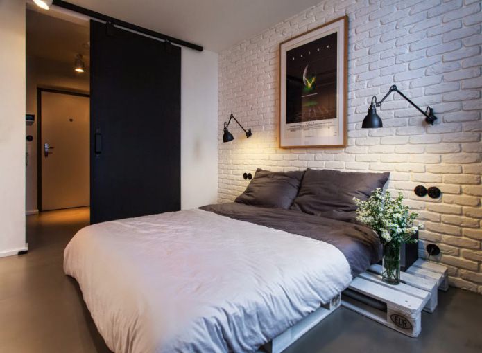 witte bakstenen muur in de slaapkamer