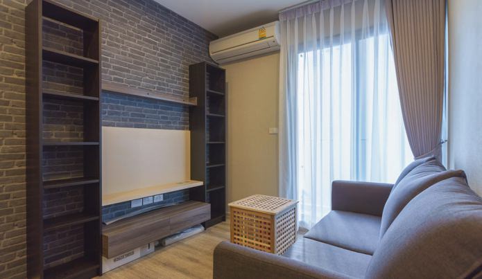 Grijs bakstenen behang in het interieur van de woonkamer