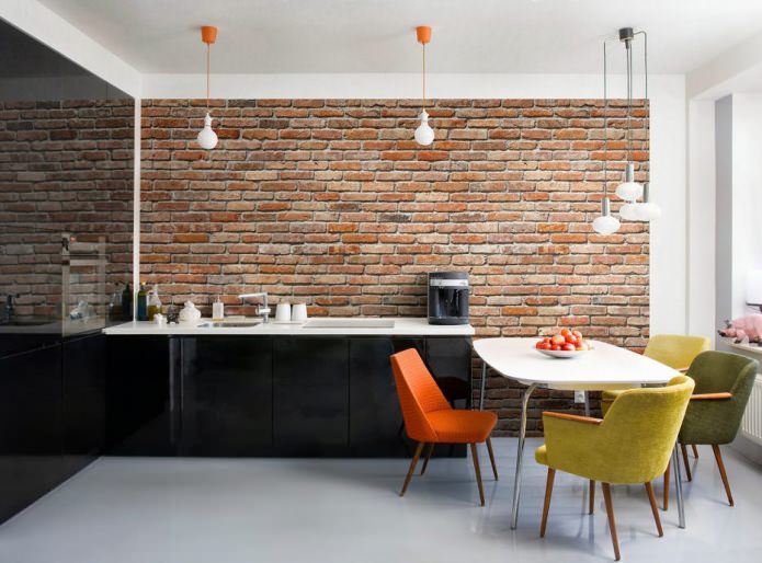 Rood bakstenen behang in keukenontwerp