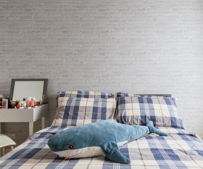 bakstenen behang in het interieur van de slaapkamer