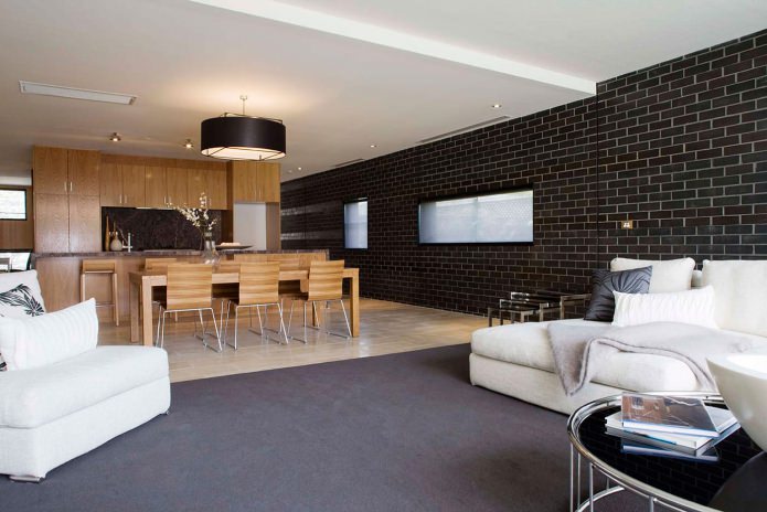 Grijs bakstenen behang in het interieur van de woonkamer
