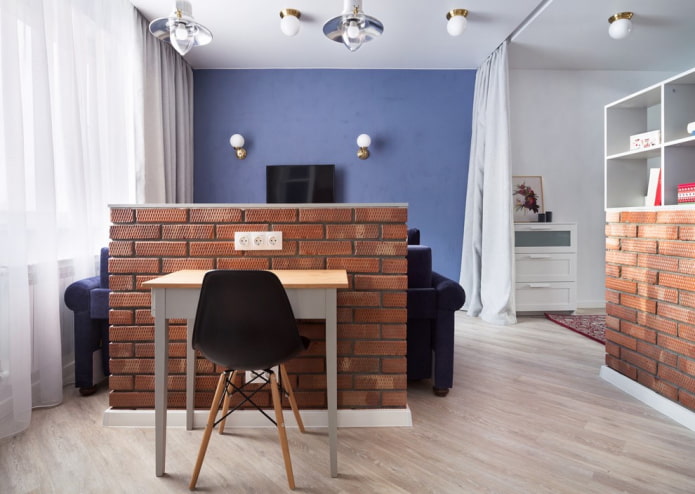 bakstenen scheidingswand in het interieur