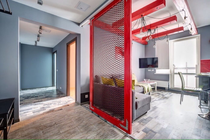 metalen scheidingswand in het interieur