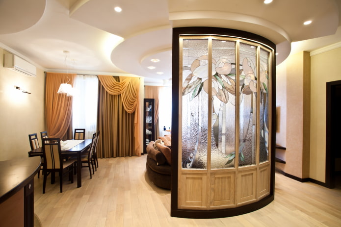 glas-in-loodwand in het interieur