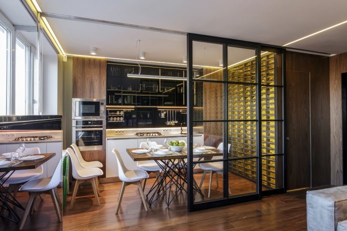 metalen scheidingswand in het interieur