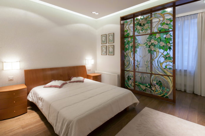 glas-in-loodscheidingswand in het interieur