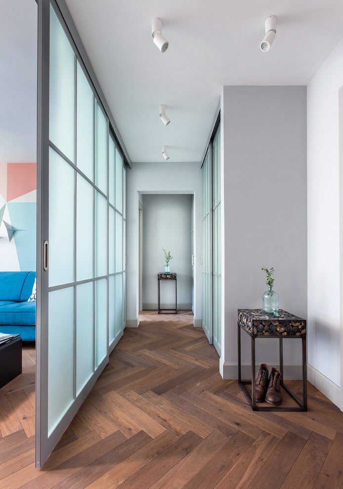 scheidingswand in het interieur van de gang