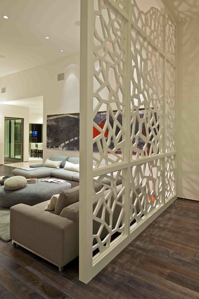 opengewerkte scheidingswand in het interieur