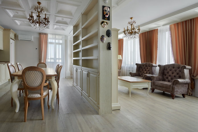 scheidingswand in het interieur in een klassieke stijl