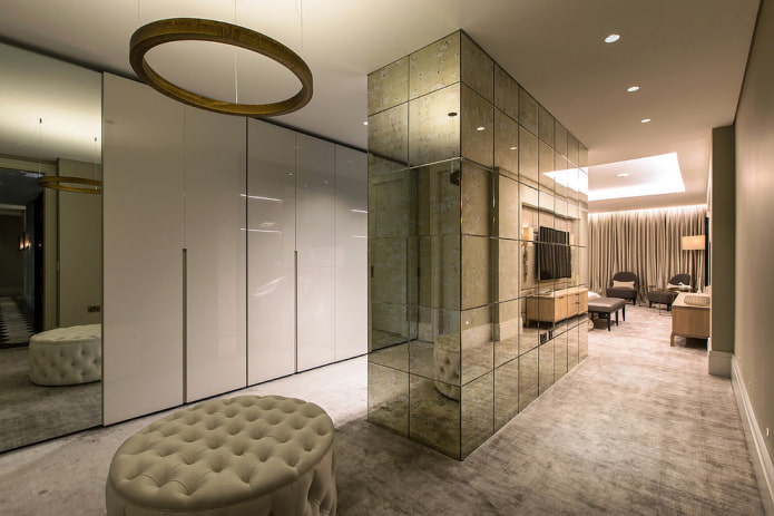 spiegelwand in het interieur