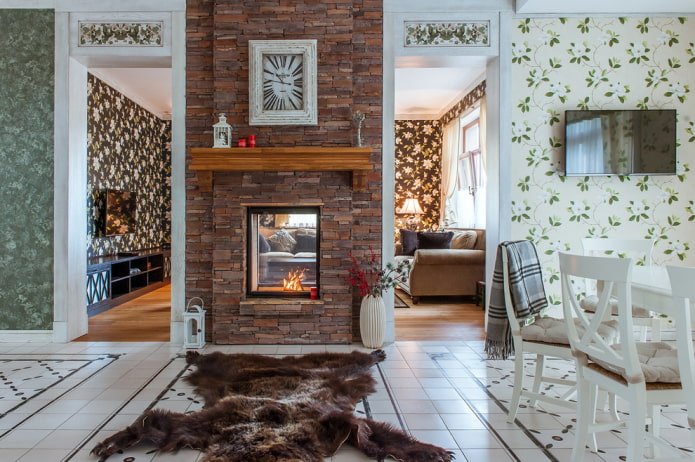 decoratieve stenen afwerking van de open haard in het interieur