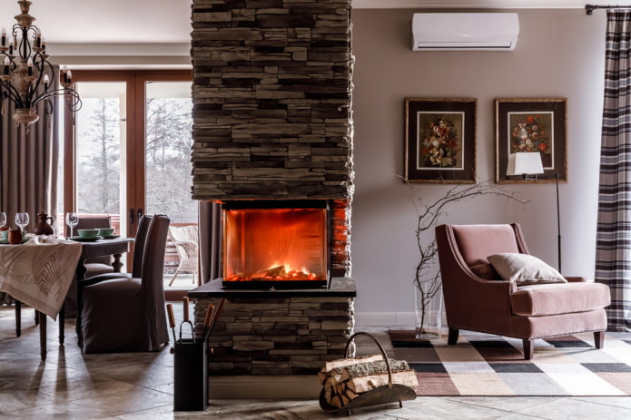 decoratieve stenen afwerking van de open haard in het interieur