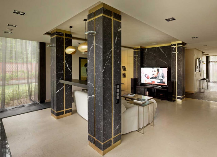 decoratieve stenen afwerking van zuilen in het interieur