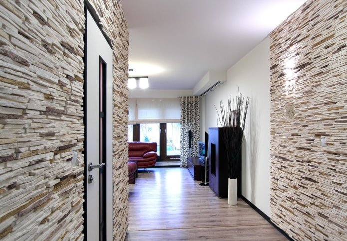 decoratieve stenen afwerking op de muur in het interieur