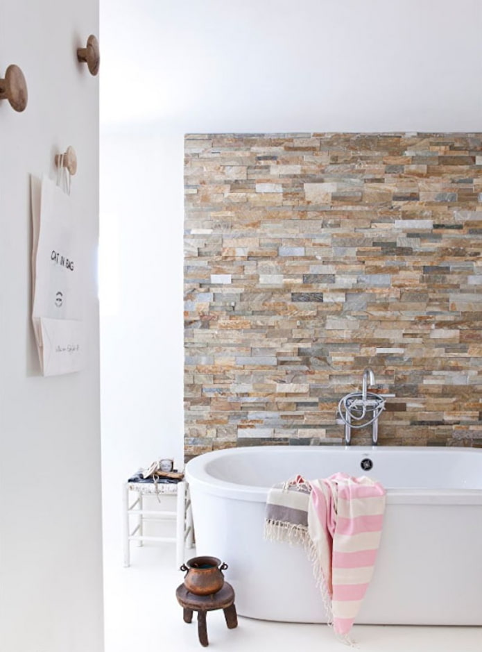 decoratieve steenafwerking in de badkamer