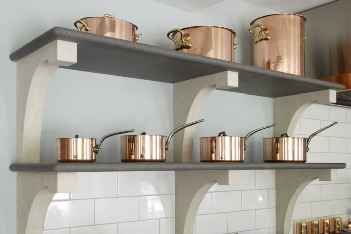 planken van decoratieve steen in het interieur