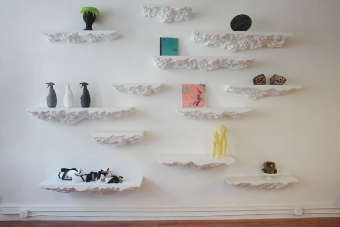 planken van decoratieve steen in het interieur