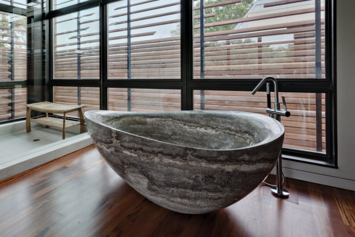 decoratief stenen bad in het interieur
