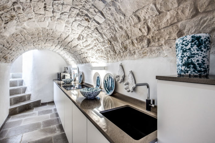 plafond van decoratieve steen in het interieur