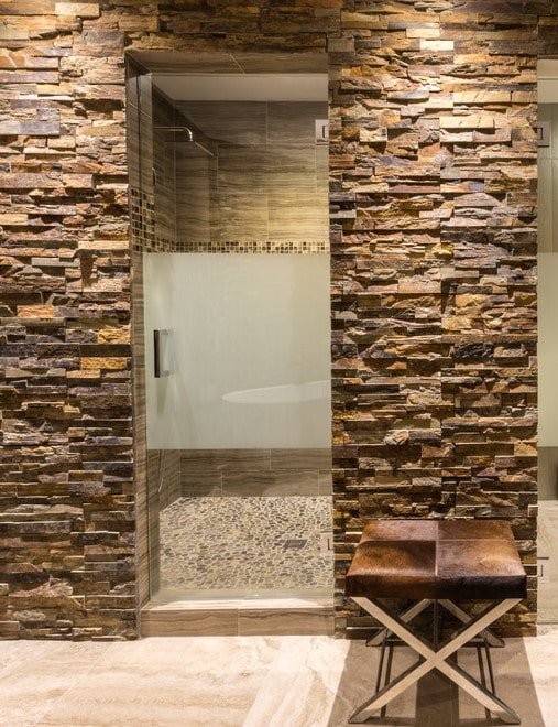 decoratieve stenen afwerking van de deuropening in het interieur