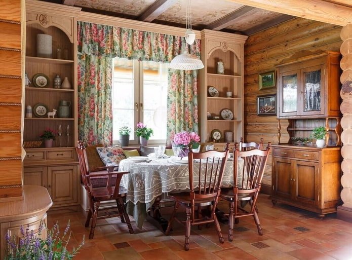 antiek dressoir in de eetkamer
