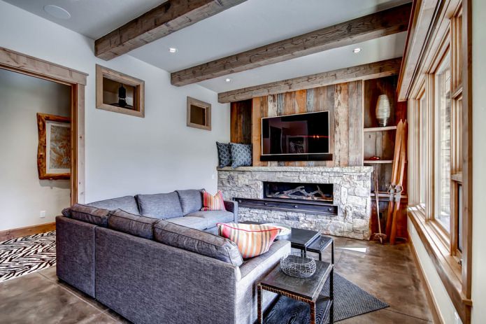 houten wand en open haard van wildsteen 