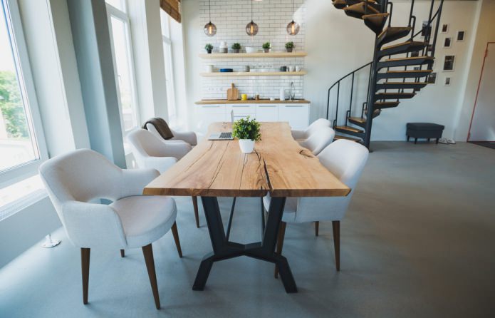een tafel van natuurlijk hout
