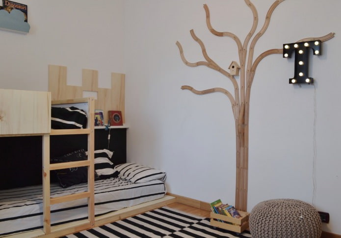 laconiek hout aan de muur in de kinderkamer