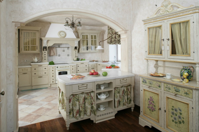 Interieur in Proven?aalse stijl met een boog