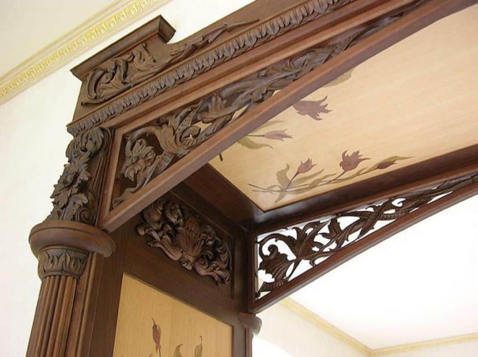 fragment van het snijwerk op de boog