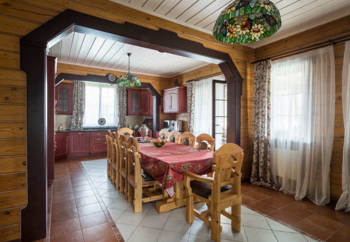 woonkamer in landelijke stijl met trapeziumboog