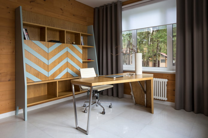 houten computerbureau in het interieur