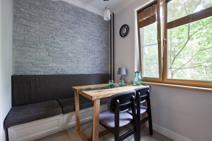 tafel van massief hout in het interieur