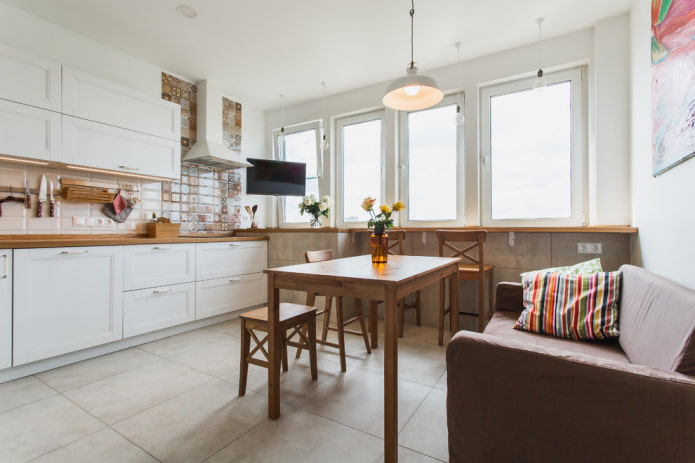 houten tafel in het keukeninterieur
