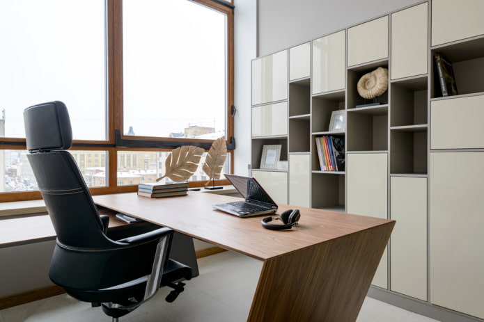 houten tafel in het kantoorinterieur