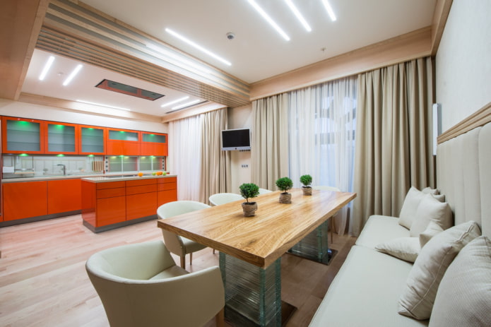 eettafel van hout in het interieur