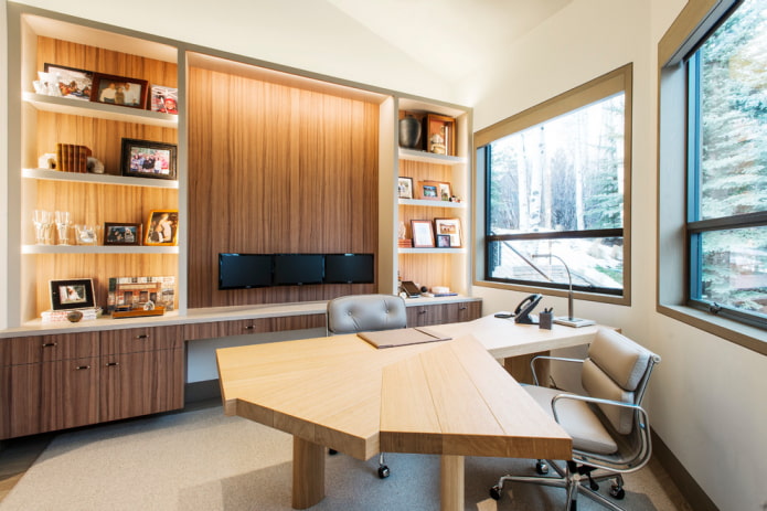 houten tafel in het kantoorinterieur