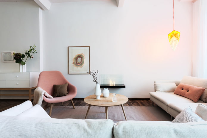 houten tafel in het interieur in een Scandinavische stijl