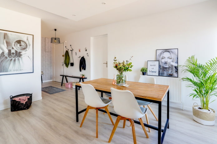 houten tafel in het interieur in een Scandinavische stijl