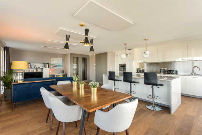 houten tafel in het interieur in een moderne stijl