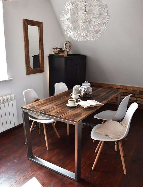 tafel van planken in het interieur